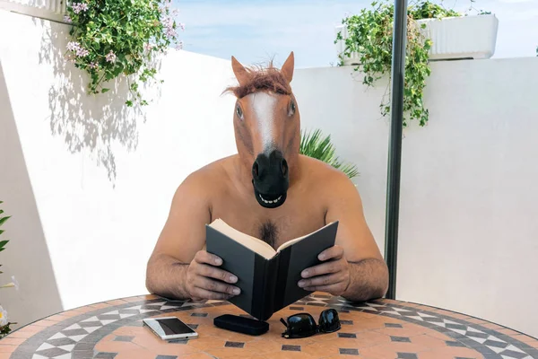 at adam açık havada bir kitap okuma oturuyor. fantezi ve kurgu edebiyatı kavramları