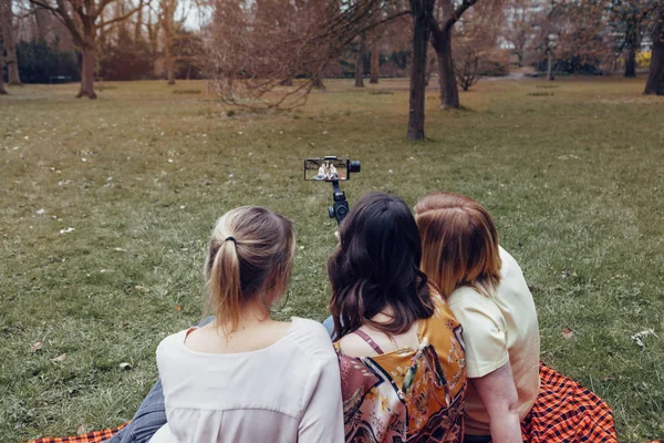 Vista Trasera Tres Novias Sentadas Césped Parque Tomando Una Selfie — Foto de Stock