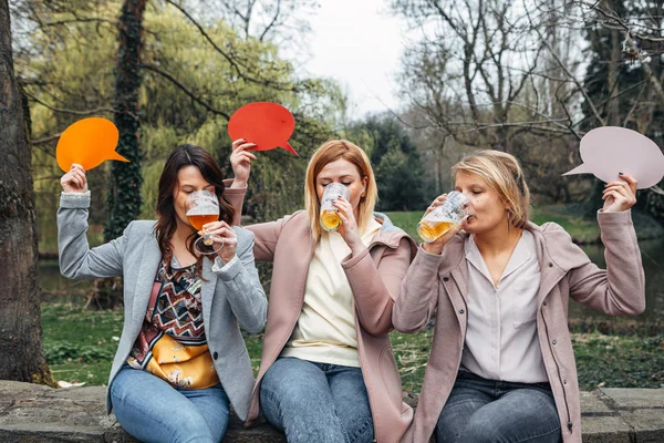 Parkta Bir Grup Kız Ellerinde Bir Düşünce Balonu Tutarken Birlikte — Stok fotoğraf