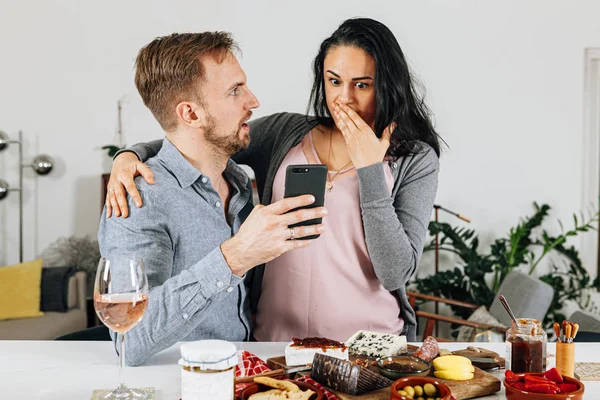 Coppia Casa Stupito Sorpreso Qualcosa Che Hanno Appena Visto Sul — Foto Stock