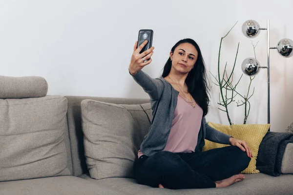 Bella Donna Seduta Sul Divano Farsi Selfie Con Telefono Cellulare — Foto Stock