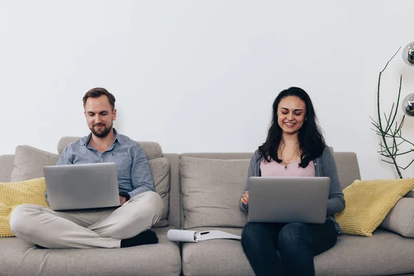 Pasangan Bahagia Bekerja Dengan Laptop Rumah Duduk Sofa — Stok Foto