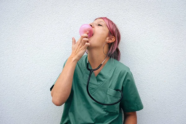 pembe saçlı kadın doktor sakız ile oynar. İş yerinde komik an.