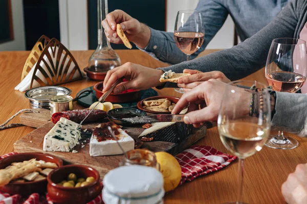 elleri alma ve gurme parmak gıda ile hazırlanan bir masadan delicattessen kesme
