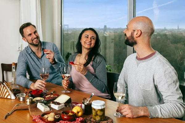 Glada Vänner Sitter Tillsammans Framför Bordet Med Mat Och Vin — Stockfoto