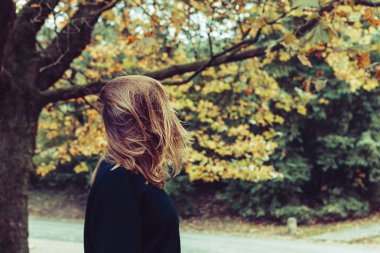 arka planda güzel sarı uzun saçlı ve sarı yaprakları olan bir kadının hiçbir yüz portresi. sonbahar sezonu, sonbahar, moda konsepti