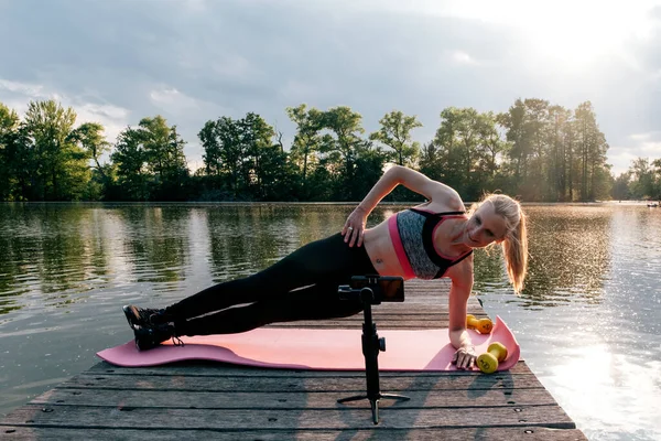 Forme Bonne Santé Athlète Féminine Travaillant Bloguant Plein Air Avec — Photo