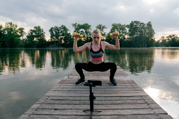 Fit Zdravá Žena Sportovec Cvičení Blogování Venku Mobilním Telefonem Gimbal — Stock fotografie