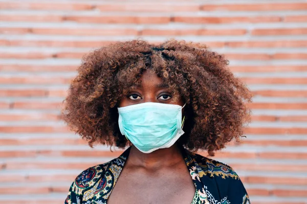 Retrato Cerca Una Joven Mujer Negra Que Usa Mascarilla Médica —  Fotos de Stock