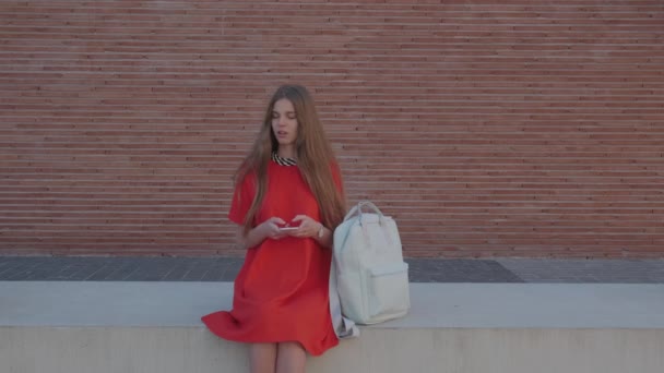 Enttäuschte Schöne Kaukasische Junge Frau Tippt Auf Ihrem Handy Mädchen — Stockvideo