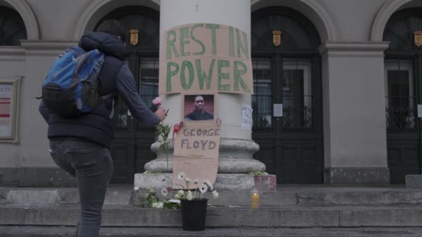 Brussels Belgium Europe June 2020 White Man Putting Flower Staircase — Stock Video