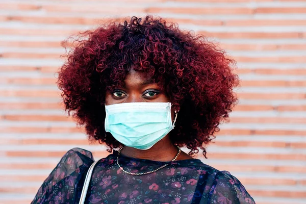 Retrato Cerca Una Joven Mujer Negra Que Usa Mascarilla Médica —  Fotos de Stock