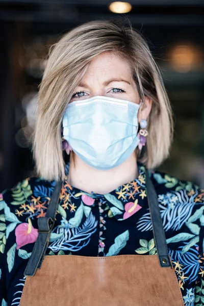 Retrato Una Mujer Con Delantal Con Máscara Protectora Contra Virus —  Fotos de Stock