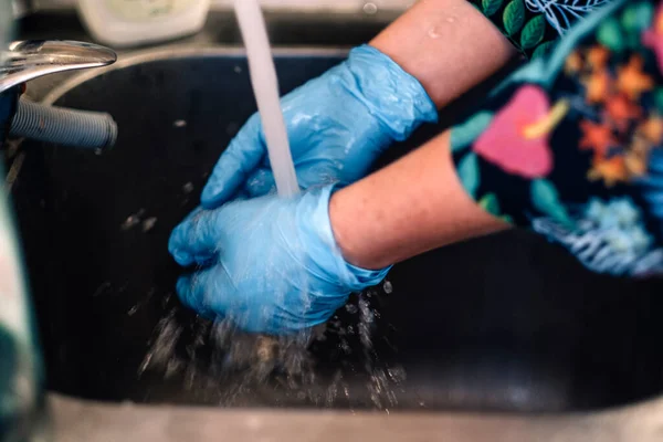 Mãos Luvas Látex Lavadas Sob Água Corrente Torneira — Fotografia de Stock