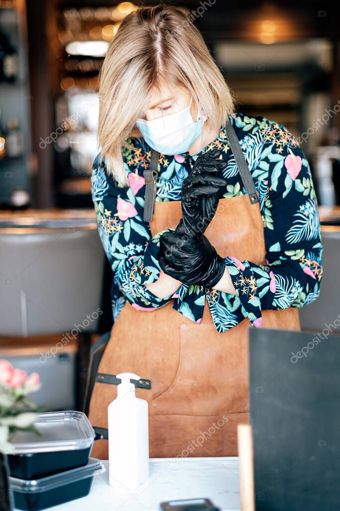 comida para llevar trabajador del restaurante se prepara para trabajar