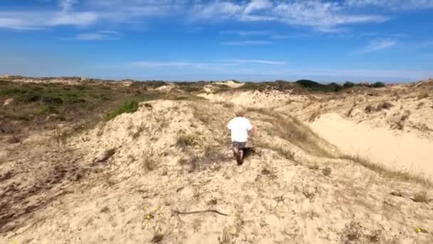 Yaz Tatilinde Kum Tepelerinde Oynayan Bir Çocuk Kumlu Mavi Gökyüzü — Stok video