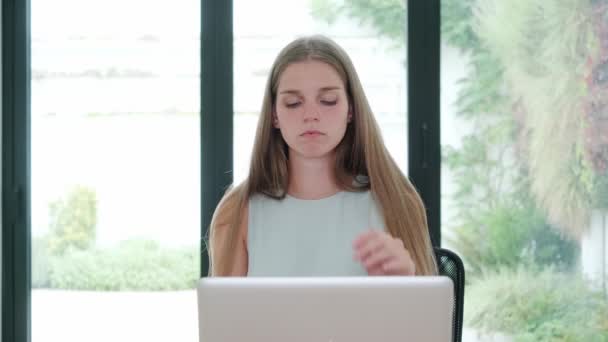 Vacker Tänkande Kvinna Som Arbetar Framför Laptop Flicka Som Letar — Stockvideo