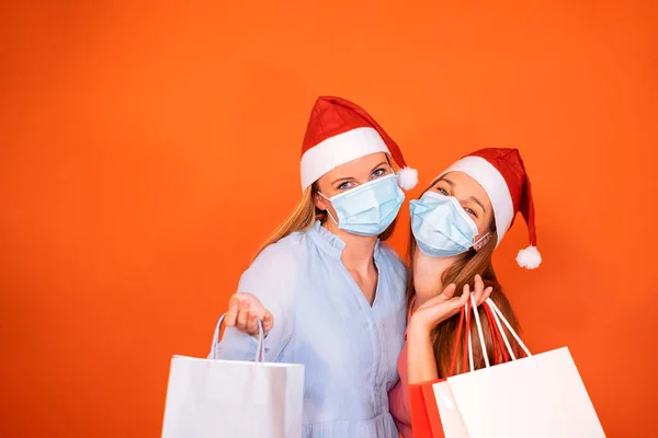 Retrato Dos Niñas Mirando Cámara Con Sombrero Navidad Máscara Médica —  Fotos de Stock