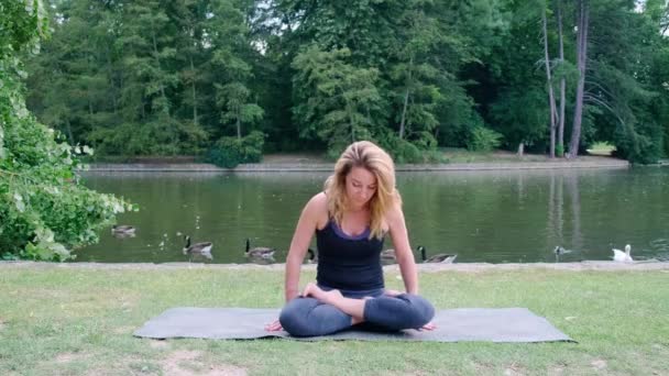 Gölünün Yakınındaki Parkta Yoga Meditasyon Yapan Bir Kadın — Stok video
