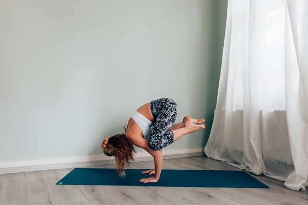 Jeune Femme Faisant Yoga Intérieur Sur Tapis Mode Vie Sain — Photo
