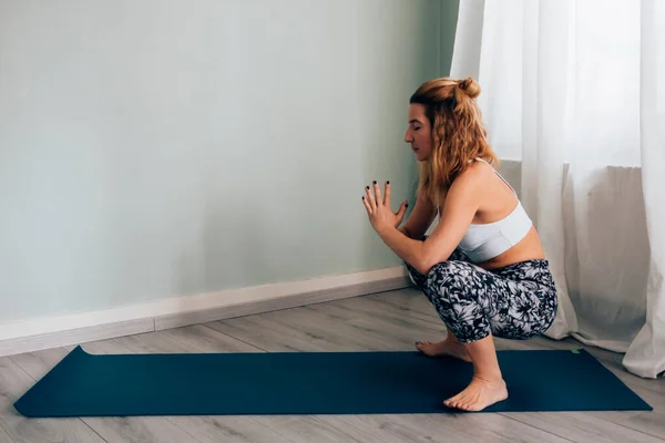 Une Femme Sportive Forme Pratiquant Yoga Asana Intérieur Sous Une — Photo