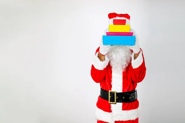 Beyaz Arka Plandaki Noel Baba Yüzünü Kaplayan Renkli Hediye Paketleri — Stok fotoğraf