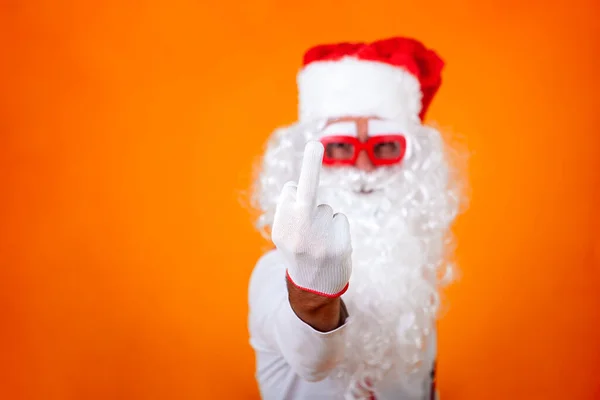 Modern Noel Baba Parti Modunda Orta Parmağını Kameraya Gösteriyor — Stok fotoğraf
