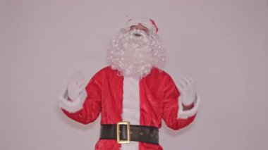 Gülen Noel Baba klasik ho ho hareketi yapıyor