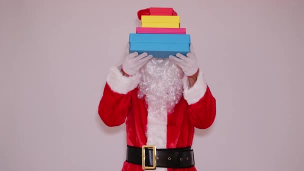 Ευτυχισμένος Άγιος Βασίλης Βλέποντας Στην Κάμερα Δίνοντας Δώρα Πλησιάζει Θεατή — Αρχείο Βίντεο