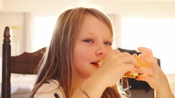 Close Caucasiano Menina Feliz Comer Pão Sanduíche Casa Mesa — Vídeo de Stock