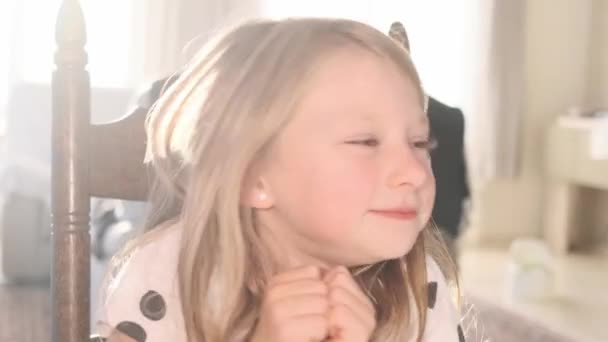 Šťastný Dívka Sedí Stolu Škodolibě Houpání Pozitivním Způsobem — Stock video