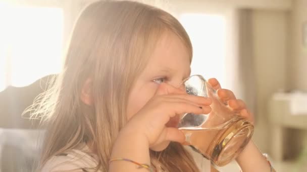 Ragazza Che Beve Bicchiere Acqua — Video Stock