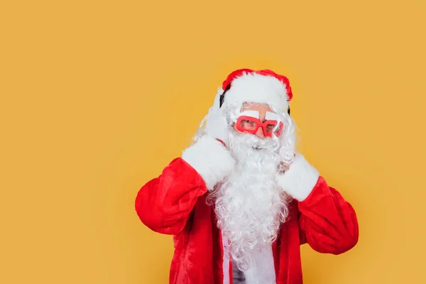 Papá Noel Moderno Escuchando Música Con Auriculares —  Fotos de Stock