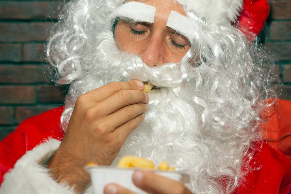 Retrato Hombre Vestido Papá Noel Comiendo Papas Fritas —  Fotos de Stock