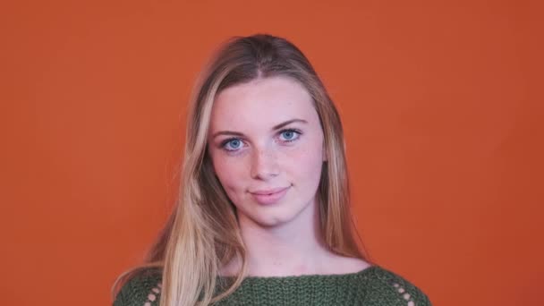Sebevědomá Mladá Dívka Krásnou Tváří Modrýma Očima Hledící Usmívající Fotoaparátu — Stock video