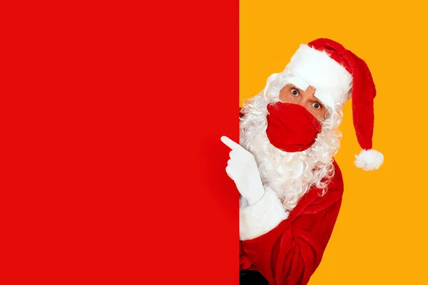 Santa Claus Yang Menakjubkan Mengenakan Masker Wajah Merah Menunjuk Ruang — Stok Foto