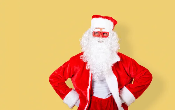 Santa Claus Sonriente Relajado Con Gafas Rojas Modernas Mirando Espacio —  Fotos de Stock