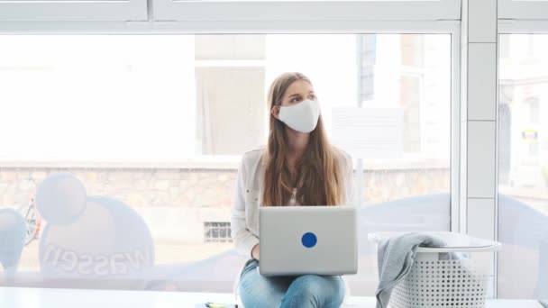 Vrouwelijke Student Met Een Gezichtsmasker Zitten Een Wasserette Met Behulp — Stockvideo