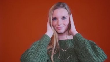 Neşeli bir kadın, üç bilge maymunun işaretlerini yapar. Kötülüğü görmemenin, duymamanın, kötü konuşmamanın, mahremiyet olarak kullanılmamasının ve gizli konsepti korumanın meşhur anlamını somutlaştırır.