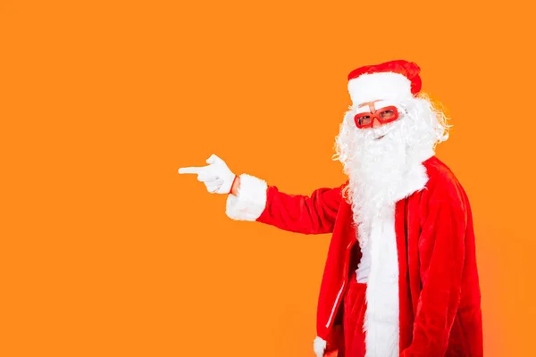 Turuncu Arka Planda Modern Noel Baba Fotokopi Alanını Gösteriyor — Stok fotoğraf
