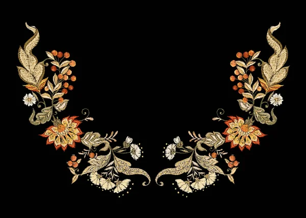 ジャコビアン刺繍スタイル ファンタジー花柄 ヴィンテージ レトロ 古いスタイルの花の装飾的な要素 首ラインの刺繍の模倣 ベクトル図 — ストックベクタ