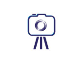Digitální fotoaparát na logem stativu izolován na bílém pozadí