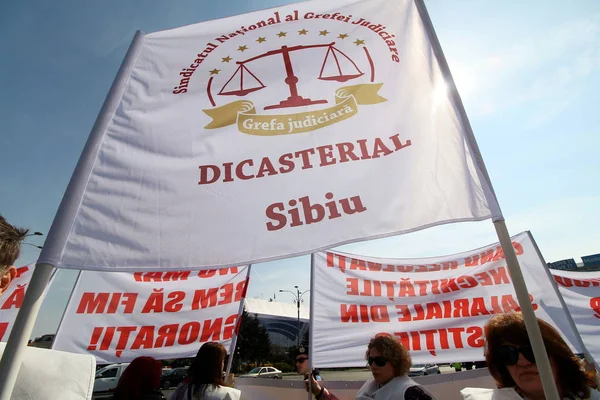 Bírósági titkárok szakszervezeti tiltakozó rally-Bukarest, Románia. — Stock Fotó