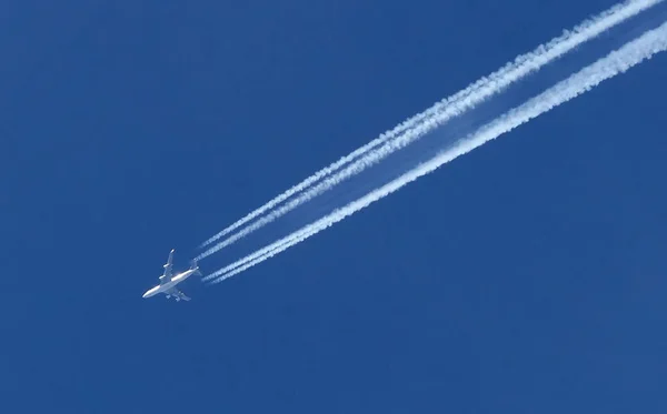 Vliegtuig dat op de lucht vliegt — Stockfoto