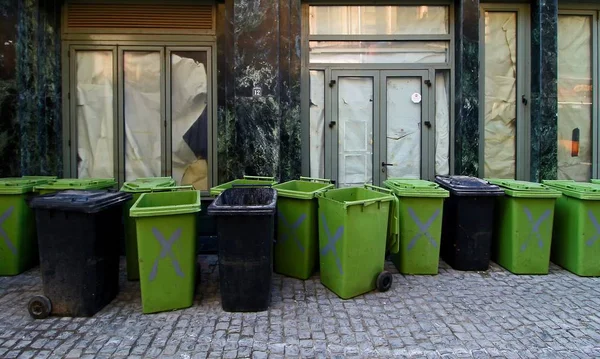 Latas de lixo na rua — Fotografia de Stock