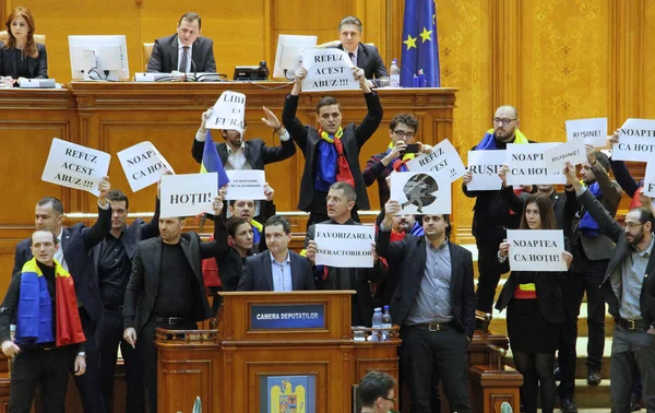 Румынский парламент - протест против указа о внесении поправок в Кри — стоковое фото