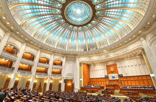 Парламент Румынии - Торжественное пленарное заседание, посвященное Г — стоковое фото