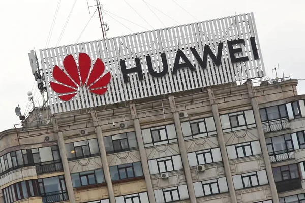 Huawei-Logo, in Bukarest, Rumänien. — Stockfoto