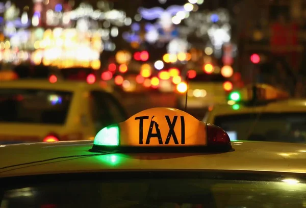 Ταξί τη νύχτα με φώτα σύστημα σήμα λειτουργεί. — Φωτογραφία Αρχείου