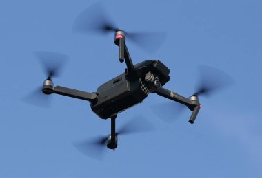 Dji drone gökyüzünde uçan - Bükreş